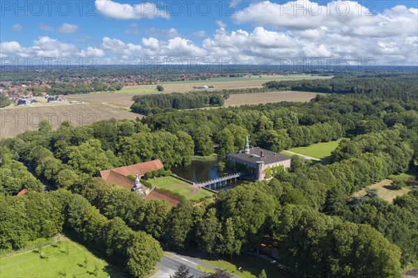 Aerial view with Luetetsburg Castle