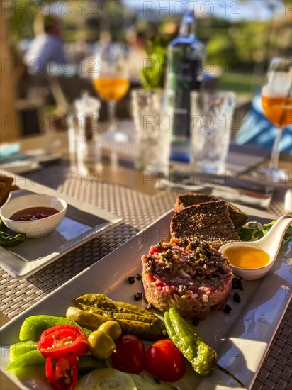 Garnish salmon tartare