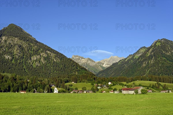 View from the Lorettowiesen to the Loretto Chapel to the mountains Schattenberg 1721 m and Riefenkopf 1748 m