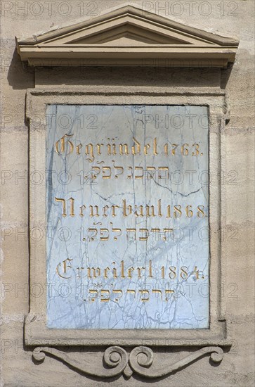 Information board on the facade of the present synagogue