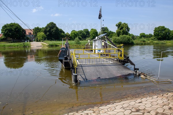 Yaw rope ferry across Weser