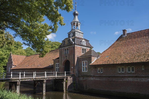 Gatehouse of the outer bailey of Luetetsburg Castle