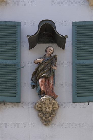 House figure with canopy at a residential house
