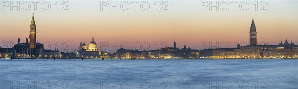 Evening atmosphere at the sea