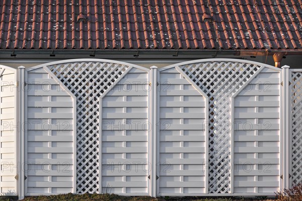 Privacy screen in front of a terrace