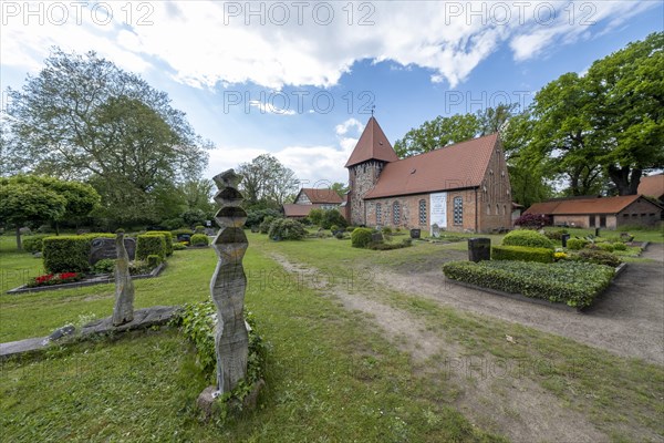 Lutheran church and cemetery in the Rundlingsdorf Satemin