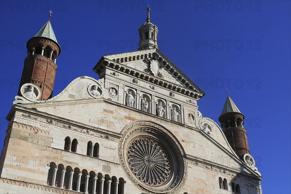 Main facade with rose window and baroque superstructure (show facade)