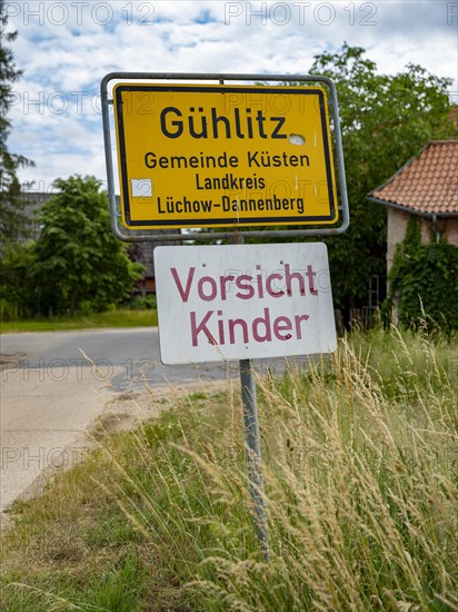 Place name sign and 'Caution children' sign at the entrance to the Rundlingsdorf Guehlitz. The village is one of the 19 Rundling villages that have applied to become a UNESCO World Heritage Site. Guehlitz