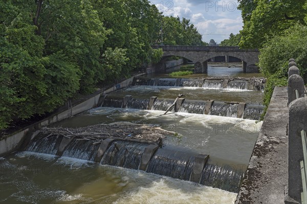 Barrages in the Isar at the Maximiliansbruecke