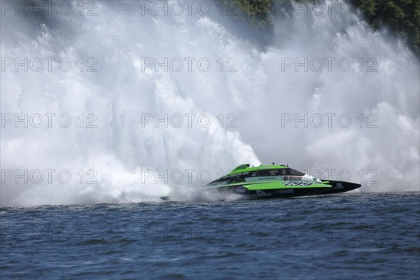 Motorboat racing