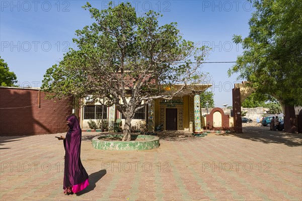 Woman walking through the EmirÂ´s palace