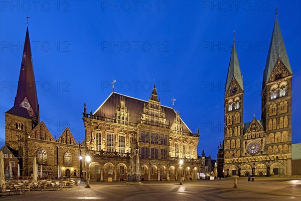 Market with Unser Lieben Frauen Church