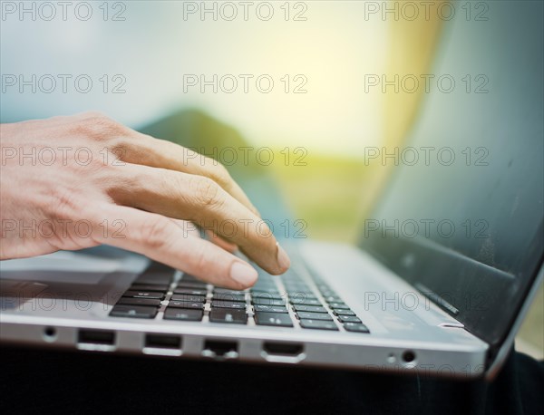 Haende auf Laptop-Tastatur