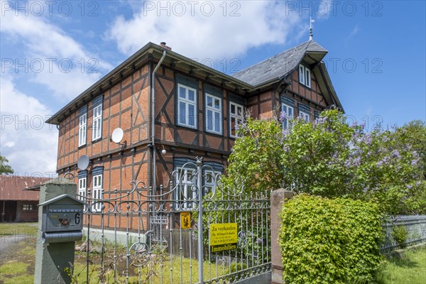 Sign 'For Sale' in front of a house in the Rundlingsdorf Kuesten