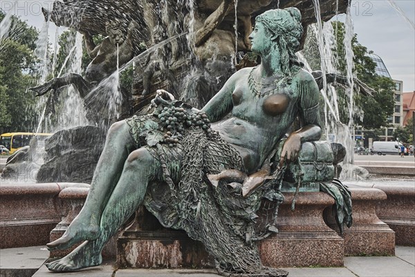 Female figure at the edge of the pool of the Neptune Fountain