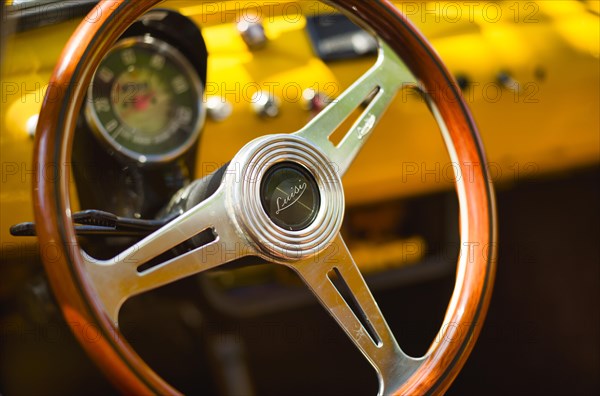 View into the cockpit of a Fiat Nuova 500 Cinquecento