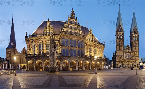 Market with Unser Lieben Frauen Church