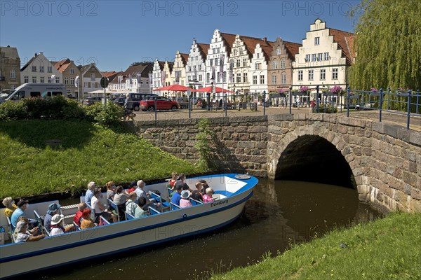 Bridge over the central canal Mittelburggraben with gabled houses