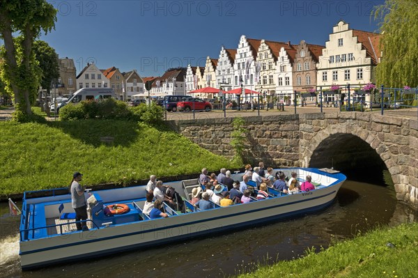 Bridge over the central canal Mittelburggraben with gabled houses