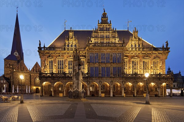 Market with Unser Lieben Frauen church and city hall with Roland in the evening