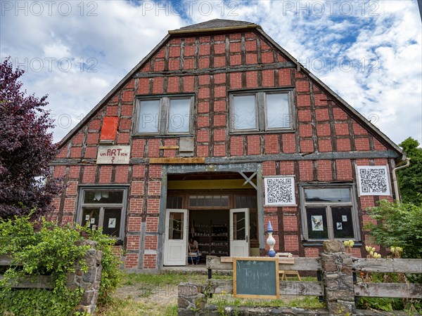 Half-timbered house with pottery in the Rundlingsdorf Guehlitz. The village is one of the 19 Rundling villages that have applied to become a UNESCO World Heritage Site. Guehlitz