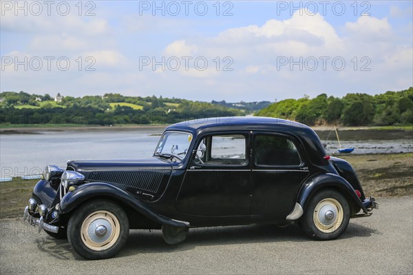 Oldtimer Citroen Traction 11 BL legere from 1957 in black