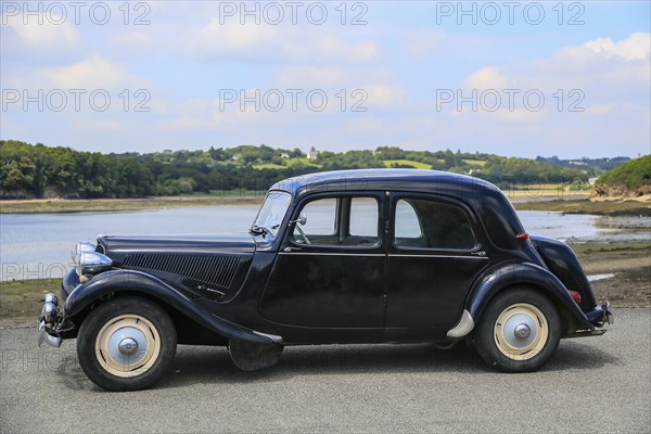 Oldtimer Citroen Traction 11 BL legere from 1957 in black