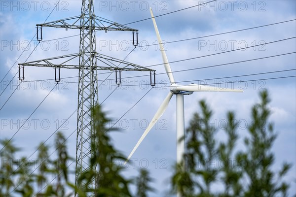 Wind turbines and power pylons at the Rundlingsdorf Gistenbeck