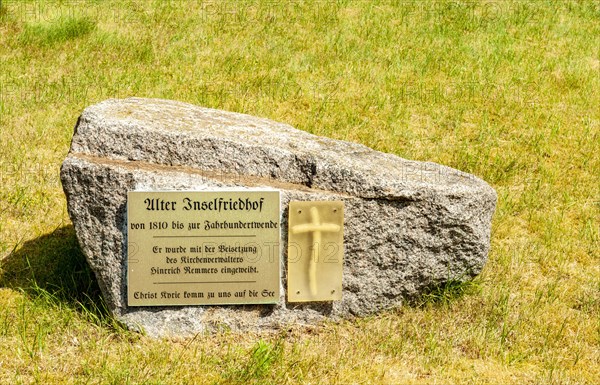 Commemorative plaque to the old Inselfiredhof near the old protestant island church