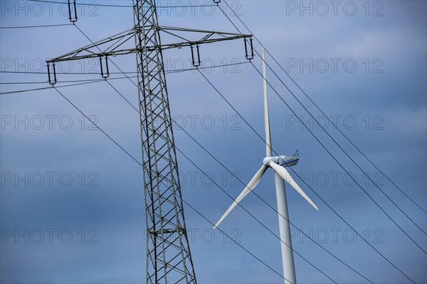 Wind turbines and power pylons at the Rundlingsdorf Gistenbeck