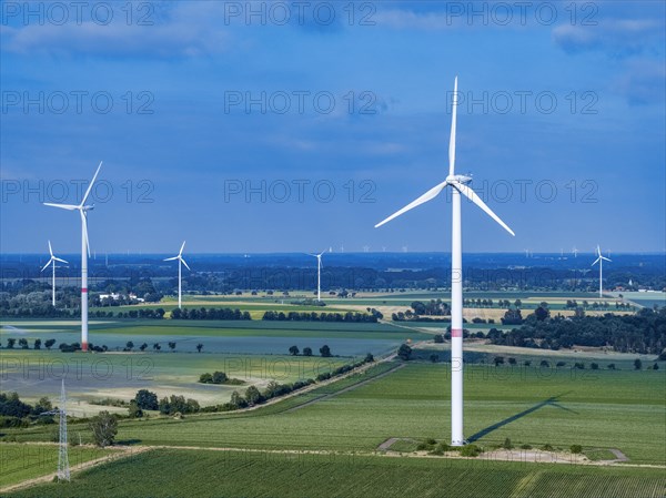 Wind turbines and power pylons at the Rundlingsdorf Gistenbeck