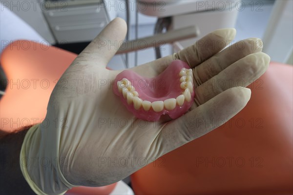 Full denture upper jaw made of plastic