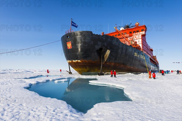 Icebreaker '50 years of victory' on the North Pole