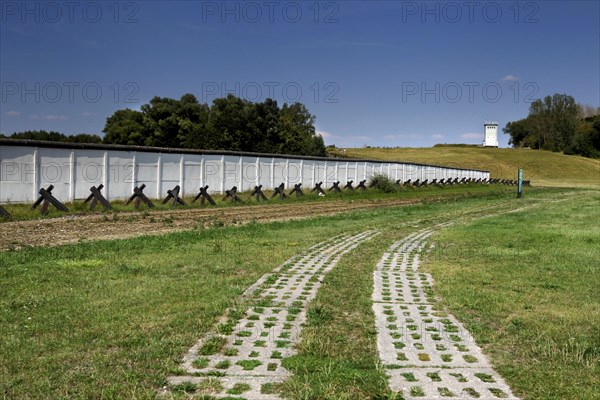 Border fortification with column path