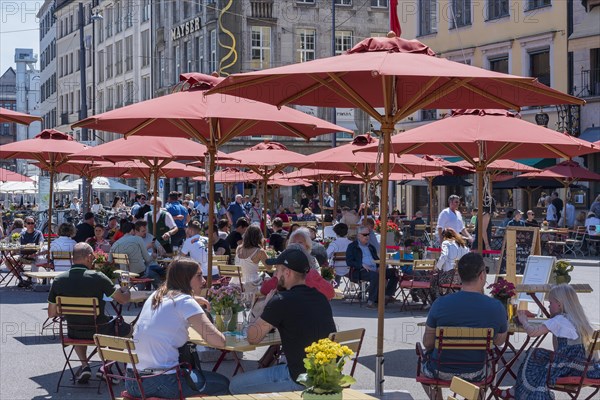 Hospitality under sunshades at the Spatenhaus