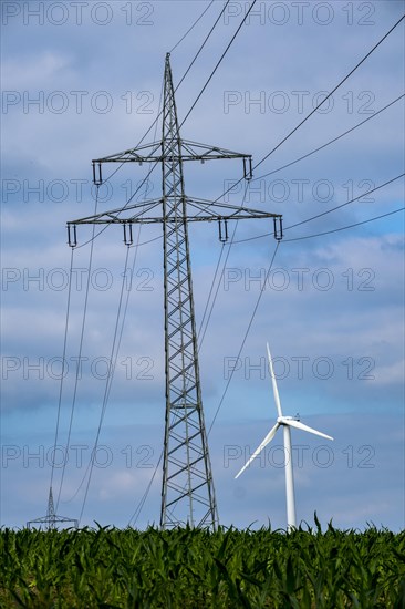 Wind turbines and power pylons at the Rundlingsdorf Gistenbeck