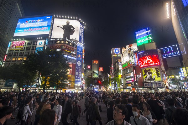 Shibuya crossing busiest road crossing in the world