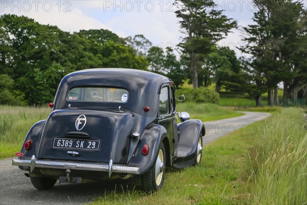 Oldtimer Citroen Traction 11 BL legere from 1957 in black