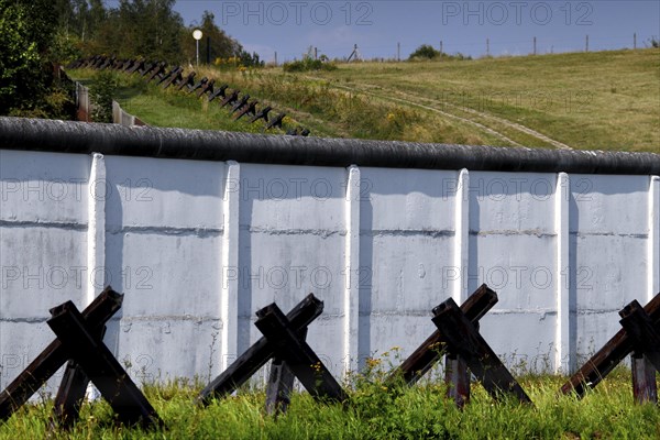 Border fortification with column path