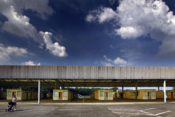 Check-in barracks for cars