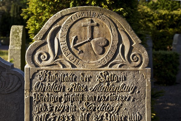 Speaking gravestone with the triple symbol cross