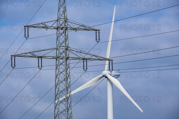 Wind turbines and power pylons at the Rundlingsdorf Gistenbeck