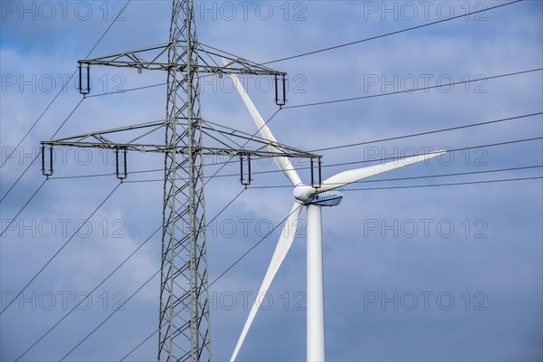 Wind turbines and power pylons at the Rundlingsdorf Gistenbeck