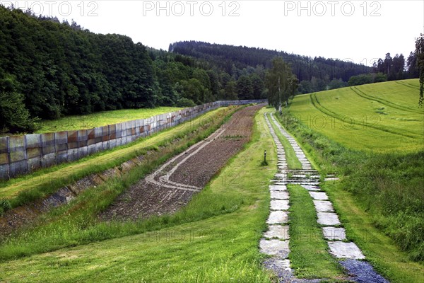 Border fortification with column path