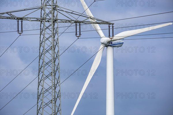 Wind turbines and power pylons at the Rundlingsdorf Gistenbeck