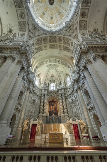 Ceiling vault and main altar