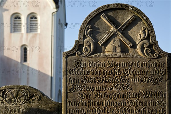 The speaking gravestone of the miller Erk Knudten at the cemetery in front of the St. Clemens church