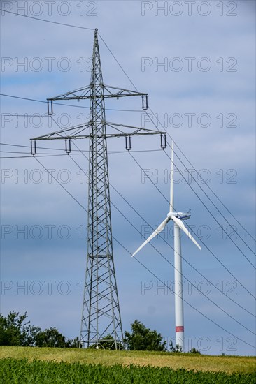 Wind turbines and power pylons at the Rundlingsdorf Gistenbeck