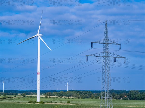 Wind turbines and power pylons at the Rundlingsdorf Gistenbeck