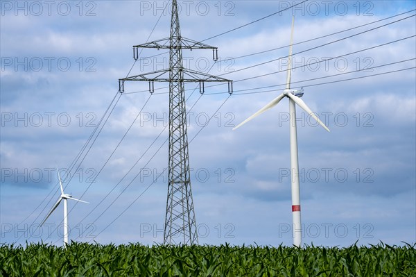 Wind turbines and power pylons at the Rundlingsdorf Gistenbeck